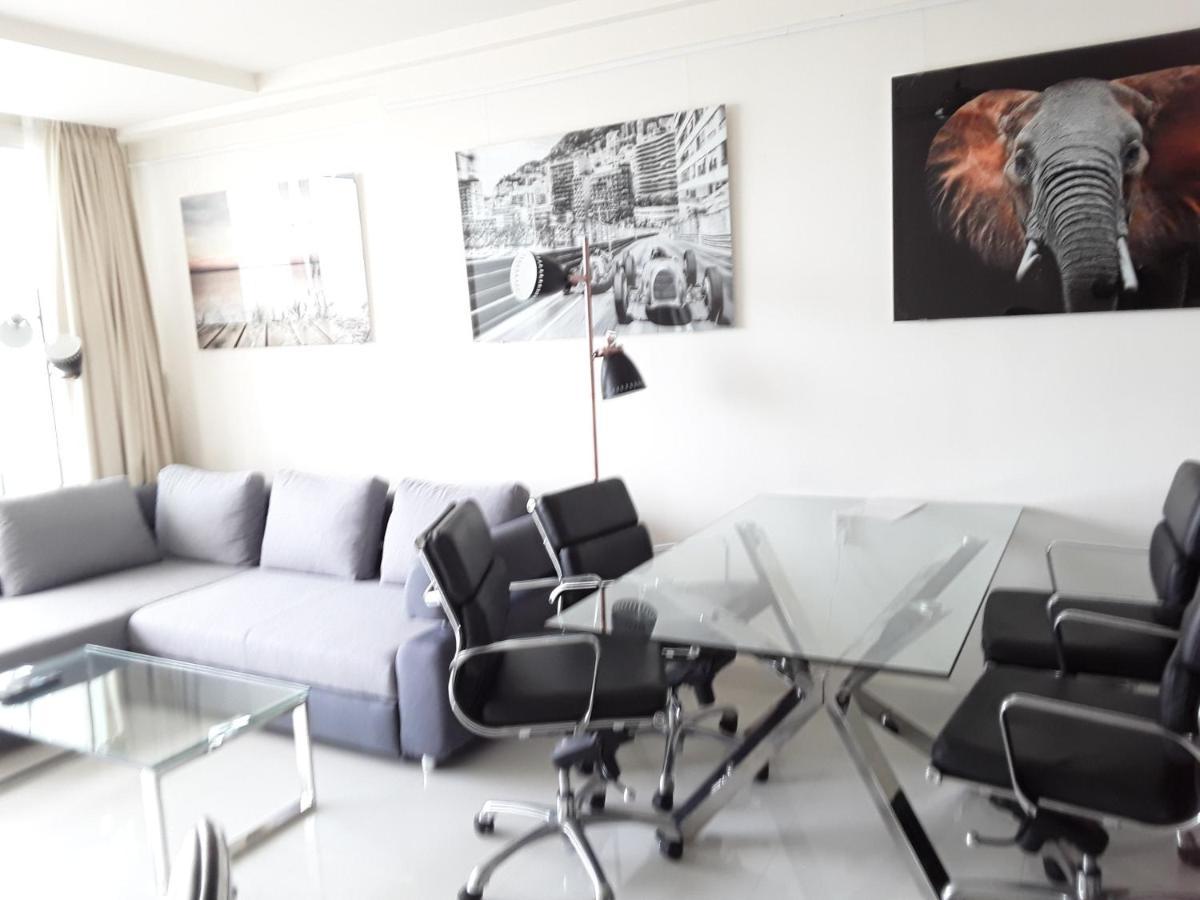 136 A First Line Sleeps 6 Apartemen