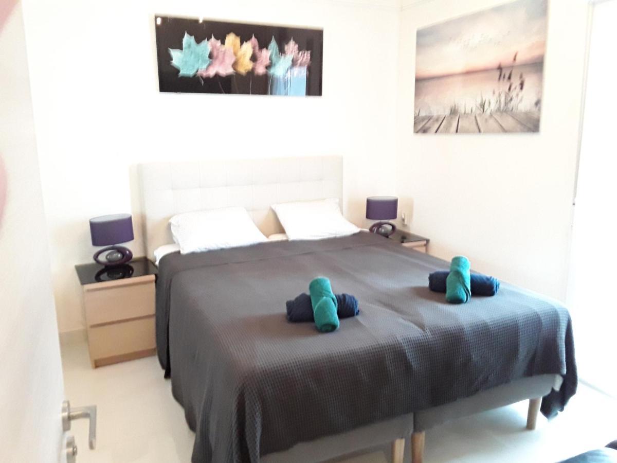 136 A First Line Sleeps 6 Apartemen